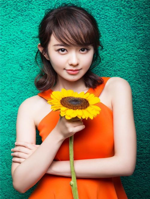 孫耀琦，1987年3月29日出生于山東省，畢業(yè)于湖南大學(xué)表演系，中國(guó)內(nèi)地影視女演員、主持人  。
2004年，孫耀琦獲得新絲路模特大賽專(zhuān)業(yè)組長(zhǎng)沙賽區(qū)第一名、湖南省十佳、及最佳上鏡獎(jiǎng)多項(xiàng)榮譽(yù)。2006年，被推選為湖南衛(wèi)視《快樂(lè)購(gòu)》的“感恩天使”并主持該節(jié)目。2011年，因出演言情劇《新還珠格格》中金鎖一角受到關(guān)注。2012月，與潘杰明、李佳航聯(lián)合主演都市職場(chǎng)偶像劇《艾米加油》飾演艾米；12月，因在電視劇《隋唐英雄》中飾演從刁蠻任性到端莊賢良的如意公主，給觀眾留下深刻印象。2014年，在與李易峰、楊洋合作出演季播懸疑網(wǎng)絡(luò)劇《盜墓筆記》中飾演原創(chuàng)角色陳丞澄。2015年，在古裝武俠劇《神雕俠侶》中飾演陸無(wú)雙。2016年，在年代劇《青谷子》中飾演知青教師方格；同年，加盟真人秀《一年級(jí)·畢業(yè)季》；6月20日，在古裝武俠劇《六扇門(mén)》中飾演聰明伶俐、知書(shū)達(dá)理的名門(mén)閨秀曹懿恩。2017年，出演了湯唯主演的古裝劇《大明風(fēng)華》，劇中飾演雙喜。2021年3月26日，主演的喜劇愛(ài)情演電影《非正式愛(ài)情》中國(guó)大陸上映。
