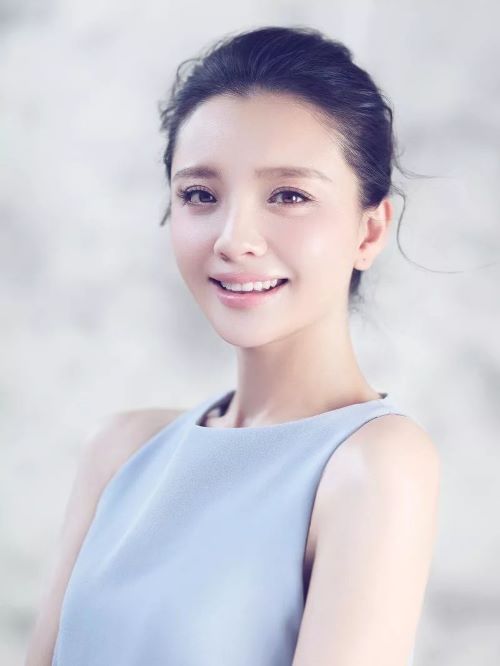 孫茜，1977年12月11日出生于甘肅省蘭州市，中國內(nèi)地女演員，畢業(yè)于中國傳媒大學(xué)表演系，北京人民藝術(shù)劇院演員。
2004年，參演首部電視劇《逆水寒》。2012年，在電視劇《后宮甄嬛傳》中飾演崔槿汐。 2013年，憑借電視劇《長白山下我的家》奪得第五屆新農(nóng)村電視藝術(shù)節(jié)“最佳女主角”金牛獎，憑借話劇《甲子園》獲得第三屆話劇表演學(xué)院獎最佳主角獎。2015年11月30日，出演由鄭曉龍導(dǎo)演指導(dǎo)的電視劇《羋月傳》，飾演向氏一角。2016年參演電視劇《識汝不識丁》，飾演陳文帝的皇姐陳婧。2019年2月4日，在2019年中央廣播電視總臺春節(jié)聯(lián)歡晚會上，表演小品《站臺》。2021年2月11日，參加《2021年中央廣播電視總臺春節(jié)聯(lián)歡晚會》，表演小品《陽臺》。2021年6月20日，孫茜參演的電影《寶典傳》開機。