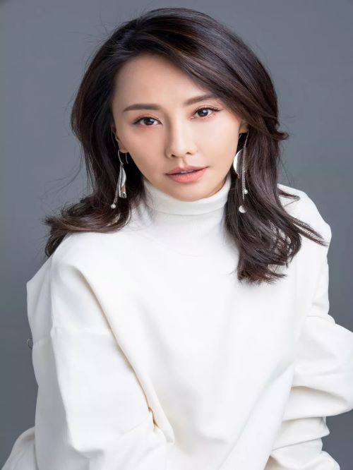 馬雅舒，1977年3月24日出生于云南省昆明市，中國內(nèi)地女演員，畢業(yè)于中國戲曲學院表演系。
1995年，參演首部電視劇《傳奇人生》，正式進入娛樂圈。2000年2月，主演古裝神話劇《西游記后傳》。2004年6月，出演古裝武俠劇《絲路豪俠》。2007年3月，主演現(xiàn)代情感劇《愛了散了》。2008年6月，主演年代愛情劇《寧為女人》。2009年10月，主演年代傳奇劇《春桃的戰(zhàn)爭》。2010年9月，主演民國愛情劇《大丫鬟》。2011年1月，主演愛情偶像劇《愛情有點藍》。2012年6月，主演家族情感劇《鎖夢樓》 。2014年3月，主演戰(zhàn)爭劇《槍火》。2017年3月，參加明星育兒觀察類真人秀節(jié)目《媽媽是超人第二季》。2018年9月，參演的都市情感劇《只為遇見你》殺青。2019年1月，參演的的古裝武俠電視劇《天龍八部》開機。
