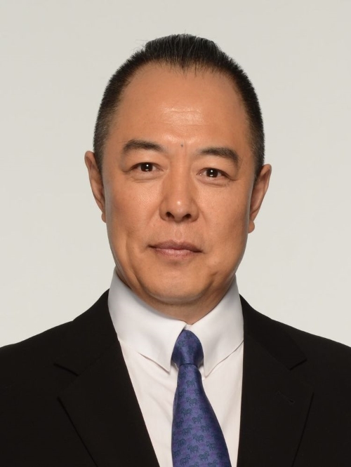 張鐵林，1957年6月15日出生于河北省唐山市，畢業(yè)于北京電影學院，后畢業(yè)于英國皇家電影學院，電視電影演員、書法家，暨南大學藝術學院院長。
1982年張鐵林從北京電影學院畢業(yè)后分配到天津廣播電視藝術團工作。1987年赴英國留學，90年代初加入香港電影工作室和衛(wèi)星電視中文臺，參加了《黃飛鴻》系列電影的拍攝。1996年轉入鳳凰衛(wèi)視主持電影專欄。1997年導演故事片《椅子》。1998年在清裝宮廷劇《還珠格格》中飾演“皇阿瑪”，為廣大觀眾所熟知。2001年開始與張國立、王剛形成“鐵三角”，主演系列古裝劇《鐵齒銅牙紀曉嵐》。2003年在金庸武俠劇《倚天屠龍記》中飾演楊逍。2005年被聘為暨南大學藝術學院院長。2006年主演古裝喜劇《鐵將軍阿貴》。2012年在革命史詩劇《紅軍東征》中飾毛澤東。2013年擔任世貿(mào)聯(lián)合基金總會榮譽主席及形象大使、香港佛教文化產(chǎn)業(yè)形象大使。2014年擔任歷史劇《文房四寶》的總導演并領銜主演。2018年2月參加湖南衛(wèi)視聲音魅力競演秀《聲臨其境》。