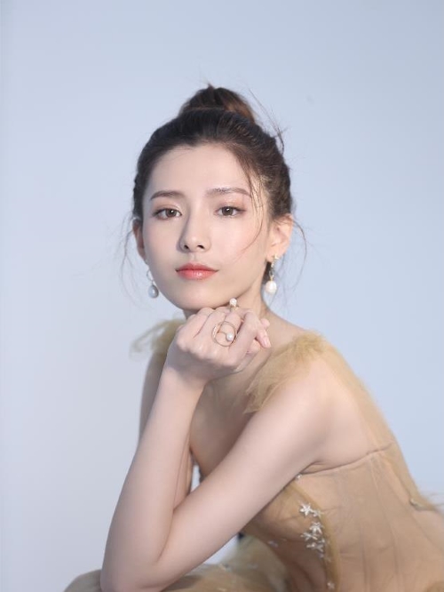 天愛(ài)，1999年1月24日出生于山東省淄博市，中國(guó)內(nèi)地女演員。
2019年8月30日，主演青春校園劇《安得廣廈千萬(wàn)間》開機(jī)，飾演“裴任之” ；11月13日，主演奇幻二次元網(wǎng)劇《星海薔薇》開拍，飾演”白森森” 。
2020年7月，參加《快樂(lè)大本營(yíng)》夏日特別企劃 《站穩(wěn)了！朋友》，競(jìng)逐最有趣綜藝新人 ；8月，主演奇幻武俠穿越劇《雙世寵妃Ⅲ》，飾演“墨鳳陽(yáng)” ；11月，主演電視劇《昔有琉璃瓦》，在劇中飾演“林詩(shī)音”。