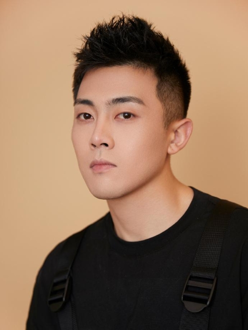 張昕宇，中國(guó)內(nèi)地男演員。
2019年4月30日主演電影《錦衣之下之繡春刀》上線，飾演陸繹。
2020年7月，參加《快樂(lè)大本營(yíng)》夏日特別企劃 《站穩(wěn)了！朋友》，競(jìng)逐最有趣綜藝新人 ；9月，主演古裝勵(lì)志大劇《鳳唳九天》首播，飾演千面；10月，在舞臺(tái)劇《大話西游之大圣娶親》中飾演孫悟空；12月，主演古裝武俠劇《有翡》上線，飾演楊瑾。