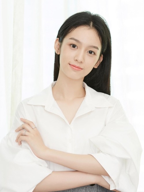 周也，1998年5月20日出生于重慶市，中國內(nèi)地女演員，畢業(yè)于北京電影學(xué)院。
2017年，出演電影處女作《難以置信》。2019年1月，參演民國喜劇《離奇大亨》；8月，主演青春勵志年代劇《我們的西南聯(lián)大》 ；10月25日，主演青春校園情感片《少年的你》在全國公映。2021年1月，不僅出演電影《三貴情史》，還主演了抗戰(zhàn)電影《鐵道英雄》；2月22日，主演古裝武俠電視劇《山河令》播出；5月4日，主演的革命歷史劇《啊搖籃》播出。