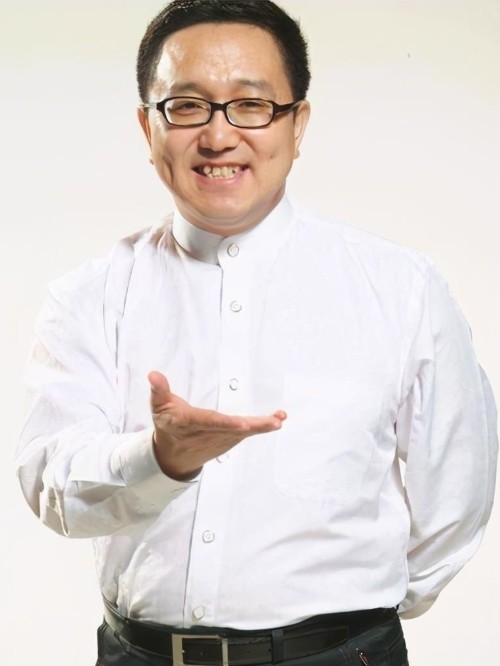 句兆杰，藝名句號(hào)，1962年10月25日出生于遼寧省丹東市，國(guó)家一級(jí)演員。
1977年，15歲的他參加遼寧省文藝匯演并表演對(duì)口快板《批零蛋》而獲得優(yōu)秀表演獎(jiǎng)。1984年，被調(diào)到軍區(qū)話劇團(tuán)。1987年，因參加沈陽(yáng)電視臺(tái)春節(jié)聯(lián)歡晚會(huì)并表演了小品《考演員》而嶄露頭角。1995年，在電影《臉對(duì)臉背靠背》中飾演李會(huì)計(jì)而獲得第15屆中國(guó)電影金雞獎(jiǎng)最佳男配角提名。 1997年，因在影片《惹事生非》中飾演村長(zhǎng)王長(zhǎng)安而獲得第4屆長(zhǎng)春國(guó)際電影節(jié)影帝。
1999年，首次登上央視春晚舞臺(tái)，搭檔黃宏表演小品《打氣兒》。2000年，再次攜作品《愛(ài)笑的女孩》登上央視春晚舞臺(tái)。2001年，連續(xù)第三年登上央視春晚舞臺(tái)并表演小品《說(shuō)聲對(duì)不起》。2007年，時(shí)隔6年后，再次攜小品《送禮》登上央視春晚舞臺(tái)。2008年，第五次登上央視春晚舞臺(tái)并表演小品《街頭衛(wèi)士》。2010年，獲得第6屆中國(guó)曲藝節(jié)牡丹獎(jiǎng)表演獎(jiǎng)。2012年，袂主演年代諜戰(zhàn)劇《與狼共舞》。2014年，參演現(xiàn)代都市劇《離婚律師》。2019年9月20日，主演的電影《桂香街》在全國(guó)上映，在劇中飾演孫大寶。