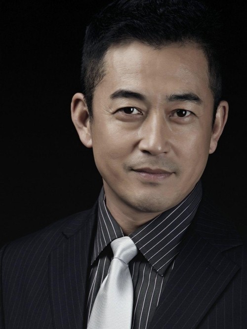 王志飛，1965年3月20日出生于北京市，中國內(nèi)地男演員，1987年畢業(yè)于中央戲劇學(xué)院。
2000年王志飛憑借參演的軍旅題材劇《突出重圍》獲第一屆中國金鷹電視藝術(shù)節(jié)觀眾喜愛的男配角獎。2004年主演民國劇《風(fēng)吹云動星不動》。2005年出演抗戰(zhàn)劇《龍虎人生》。2006年領(lǐng)銜主演歷史劇《大秦帝國》。2007年主演家庭情感劇《十萬人家》  。2008年與張歆藝主演諜戰(zhàn)劇《蘇菲的供詞》。2009年主演新中國成立六十周年獻禮片《咱爸咱媽六十年》。2010年主演歷史革命劇《護國大將軍》 。
2011年主演年代商戰(zhàn)劇《向東是大?！?；同年參演近代家族劇《大宅門1912》  。2012年主演都市職場劇《浮沉》；同年參演獻禮黨的十八大電影《雨中的樹》。2013年首次擔(dān)任電視劇《沖出迷霧》出品人；同年成立王志飛工作室；2013年10月6日與女演員張定涵在北京舉行婚禮。2017年8月25日主演的奇幻愛情喜劇電影《二次初戀》上映 。2019年憑借電影《古田軍號》獲得第32屆中國電影金雞獎最佳男配角。