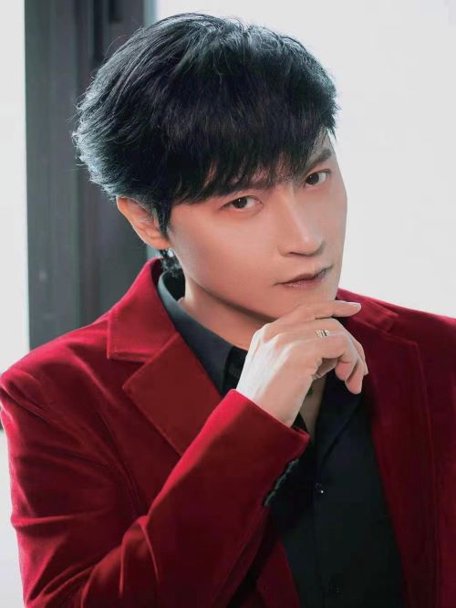 陳志朋，1971年5月19日生于臺灣，中國臺灣流行樂男歌手、影視戲劇演員、導(dǎo)演。
1988年，作為小虎隊(duì)成員“小帥虎”出道，并迅速在華語樂壇嶄露頭角。1991年，陳志朋應(yīng)征入伍，小虎隊(duì)暫時解散。1994年，發(fā)行的首張個人專輯《記住你的香》獲得年度白金唱片的好成績。1996年，發(fā)行第三張個人專輯《情繭》，在該專輯中首次挑戰(zhàn)真假音唱法，銷量亦達(dá)到年度白金唱片。1997年在古裝劇《還珠格格》中飾演爾泰。2001年，主演的歌舞劇《看見太陽》在臺灣公演70多場，并赴美國紐約百老匯公演。2016年3月，陳志朋推出了年度專輯首波主打歌曲《他和她》；同年5月，舉辦“志愛——沒人能取代記憶中的你”世界巡回演唱會。2017年，獲得亞洲音樂盛典頒發(fā)的“年度最佳飛躍進(jìn)步藝人”獎。2018年，發(fā)行專輯《千面》。