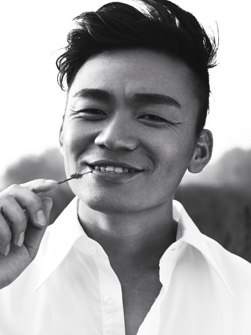 王寶強，1982年4月29日出生于河北省邢臺市，中國內地男演員、導演。
王寶強6歲開始練習武術，8歲在嵩山少林寺做俗家弟子。2003年，憑借劇情片《盲井》獲得第40屆臺灣電影金馬獎最佳新演員獎。2004年，因參演馮小剛執(zhí)導的劇情片《天下無賊》而獲得關注。2008年，憑借《士兵突擊》中許三多一角獲得第24屆中國電視金鷹獎最具人氣男演員獎以及觀眾喜愛的電視劇男演員獎；同年，因出演《我的兄弟叫順溜》中順溜一角而受到廣泛關注。2011年，憑借喜劇片《Hello!樹先生》獲得俄羅斯、美國紐約、意大利電影節(jié)最佳男主角獎及亞太電影獎。2012年，與徐崢繼《人在囧途》再度合作的《人再囧途之泰囧》刷新華語電影票房紀錄。2015年12月，主演喜劇片《唐人街探案》 。2016年，執(zhí)導了個人電影處女作《大鬧天竺》。

