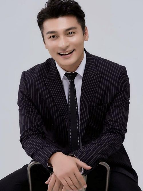 賀剛，1982年7月1日出生于山西平遙，中國內(nèi)地影視男演員，畢業(yè)于山東政法學院 。
2005年，出演個人首部電視劇《梅艷芳菲》從而踏入演藝圈。2006年，主演由鄭曉龍執(zhí)導的家庭倫理劇《金婚》。之后，他相繼出演了軍旅勵志劇《第五空間》、年代苦情劇《媽媽為我嫁》等作品。2010年，主演愛情輕喜劇《極品媽媽》；同年，因出演古裝武俠劇《流星蝴蝶劍》受到關注。2011年，因出演家庭倫理劇《家，N次方》中薛洋一角再次受到關注。2012年，憑借青春勵志劇《北京青年》中何南一角而被觀眾所熟知。2013年，主演客家民系史詩劇《大南遷》，飾演利洛生。2014年主演民國劇《后媽的春天》。2015年參演古裝傳奇劇《武神趙子龍》。2016年主演古裝勵志劇《重耳傳奇》。2017年，首次擔任制作人并主演了電影《非凡使命》。2018年主演緝毒電影《諜狼之變色龍》。2019年主演玄幻西游電影《真假美猴王之戰(zhàn)神歸來》；同年，主演電影《男人的使命》。2021年，主演親情喜劇片《我的嘟卡弟弟》。
