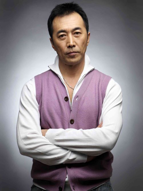 鄭曉寧，1961年11月6日出生于內(nèi)蒙古赤峰市，中國影視男演員，1976年考入內(nèi)蒙古話劇團(tuán)學(xué)員班，1988年調(diào)入廣西話劇團(tuán)?，F(xiàn)為浙江唐德影視股份簽約藝人。
1980年，出演首部電視劇作品《喬廠長上任記》。1989年，拍攝首部電影《蛇谷奇兵》。2002年，主演公安推理懸念劇《終極懸案》。2004年，主演“激情三部曲”的完結(jié)篇《母親》。2008年，主演新疆題材電視劇《新疆古麗》。2009年，憑借首部災(zāi)難題材電影《人命如天》獲得第七屆廣州大學(xué)生電影節(jié)最佳男主角獎(jiǎng)。2010年主演電視劇《奠基者》。2011年，出演女性自強(qiáng)自立的溫情劇《身邊的幸?！?。2014年7月，拍攝了年代傳奇大戲《大世界》。2017年3月，主演了改編自小狐濡尾同名小說的都市情感劇《南方有喬木》；3月18日，拍攝了古裝青春偶像探案魔幻劇《盛唐幻夜》；7月，主演了改編自法醫(yī)秦明系列經(jīng)典小說《尸語者》的《生死語者·秦明》。