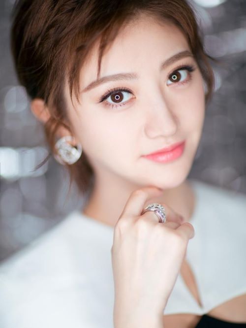 景甜（Jing Tian），1988年7月21日出生于陜西省西安市，華語(yǔ)影視女演員。
2006年，景甜發(fā)行了個(gè)人首張音樂(lè)EP《你是誰(shuí)》，并正式踏上演藝之路。2010年，她憑借愛(ài)情片《我的美女老板》嶄露頭角。2011年，景甜因主演古裝片《戰(zhàn)國(guó)》而獲得更多關(guān)注。2013年開始，其主演的動(dòng)作片《特殊身份》，警匪片《警察故事2013》，賀歲片《澳門風(fēng)云》，合計(jì)票房超過(guò)12億人民幣。
2014年，景甜主演了古裝劇《班淑傳奇》。2015年，其主演的傳奇劇《大玉兒傳奇》播出。2016年，她主演的魔幻片《長(zhǎng)城》票房突破10億人民幣。2017年，主演的宮廷劇《大唐榮耀》播出。2021年，景甜因主演奇幻劇《司藤》受到眾多觀眾肯定。