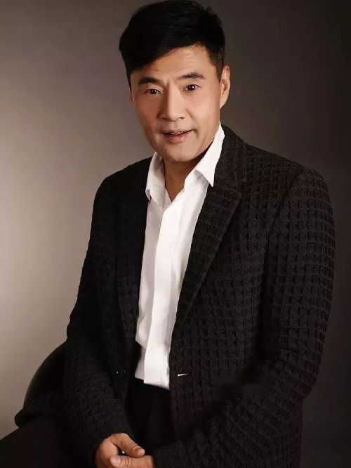 于榮光，1958年8月30日出生于北京市，京劇表演藝術(shù)家于鳴魁之子，中國內(nèi)地男演員、導演。
11歲考入北京市風雷京劇團任演員學習武生，自幼學習京劇十年。1982年，于榮光首次出演影片《木棉袈裟》。90年代于榮光進入香港發(fā)展，拍攝近50部影片。2001年，就讀北京廣播學院，取得碩士研究生學位；同年，以制作總監(jiān)、制片人、主演等多重身份制作了電視劇《錢王》，該片獲得中國電視劇金鷹獎 。2006年，監(jiān)制并主演軍事題材劇《狼毒花》。2009年，主演電視劇《三國》，在劇中飾演關(guān)羽。2012年，執(zhí)導并主演電視劇《木府風云》。2013年，執(zhí)導并主演電視劇《勸和小組》；同年首次執(zhí)導電影，拍攝了青春公益電影《校車》，肩負導演、主演雙重身份。2014年，于榮光導演并主演電視劇《舞樂傳奇》。2018年，執(zhí)導電視劇《斗破蒼穹》。2019年，執(zhí)導的電影《父子拳王》首映；11月，參演的電視劇《慶余年》開播，飾演肖恩。2021年3月26日，主演的喜劇愛情電影《非正式愛情》在中國大陸上映。2021年4月10日，執(zhí)導電影《農(nóng)民院士》。