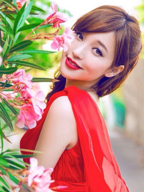 金莎，1983年3月14日出生于上海市，中國內(nèi)地女歌手、演員。
2002年，主演青春偶像劇《十八歲的天空》而被大眾知曉，2003年簽約海蝶音樂。2005年發(fā)行首張專輯《空氣》步入歌壇。2008年，主演現(xiàn)代勵(lì)志電視劇《幸福的眼淚》。2010年，參演神話愛情電視劇《神話》，飾演“呂素”，創(chuàng)作并演唱插曲《星月神話》。
2018年，先后發(fā)行《獨(dú)孤》、《今生等你一次回眸》、《漫游》、《貼身輔助》、《若只如初見》、《著迷》等單曲，并在5月16日參演了程亮執(zhí)導(dǎo)的都市片《上海女子圖鑒》，飾演徐笑；2019年先后發(fā)行《莎莉花園》、《雕雕雕》等單曲；2020年2月，發(fā)行《手心淚》、《心經(jīng)》等單曲。