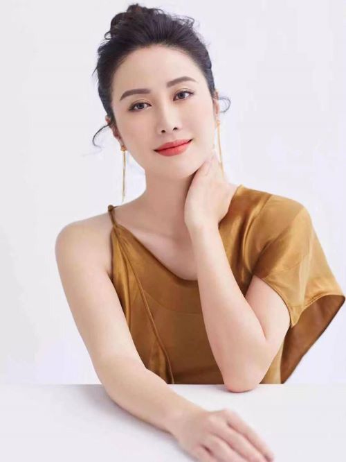 葉璇， 1980年2月14日出生于浙江省杭州市，中國內(nèi)地女演員、出品人、制片人、編劇、主持人。
1999年，榮獲第11屆國際華裔小姐競選冠軍及最具古典美態(tài)獎，之后暫停韋爾斯利大學(xué)學(xué)業(yè)，與TVB簽約成為演員。2002年，因在古裝劇《再生緣》中飾演孟麗君而成名。2006年，憑借電影《情義我心知》獲得第25屆香港電影金像獎最佳新演員提名。2007年，主演懸疑片《頭七》。2010年，憑電影《意外》獲得第29屆香港電影金像獎最佳女配角獎。2014年2月，編劇、制作的電視劇《雅典娜女神》獲得“中國電視劇上海排行榜頒獎禮暨2014電視劇制播年會”上海電視劇頻道收視榜第一名 ；5月，受聘成為浙江傳媒學(xué)院電影學(xué)院客座教授；同年，憑電影《竊聽風(fēng)云3》入圍第21屆香港電影評論學(xué)會大獎最佳女演員獎。2020年11月，主演的青春勵志公安劇《以父之名》播出。