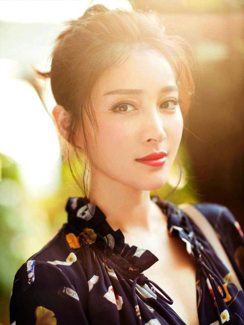 甘婷婷，1986年2月5日出生于安徽省蕪湖市，中國內(nèi)地女演員，畢業(yè)于中央戲劇學(xué)院。
2006年，主演中越合拍片《河內(nèi)，河內(nèi)》，并憑借該片榮獲2007年度越南金風(fēng)箏國際電影節(jié)“最佳女演員獎(jiǎng)”。2010年，參演《水滸傳》中潘金蓮一角，并憑借該劇榮獲2011搜狐秋季電視劇盛典最佳女新人獎(jiǎng)、2011國劇盛典年度最佳新人女演員。
2013年，主演古裝劇《華胥引之絕愛之城》之《一世安》單元。2014年，主演古裝武俠劇《新蕭十一郎》，同年獲韓國評(píng)選的2014中國最美女神：范冰冰、殷桃、甘婷婷前三甲。2015年成立甘婷婷工作室。2016年，主演古裝劇《孤芳不自賞》。2019年5月，出演大型軍事情報(bào)諜戰(zhàn)劇《信仰》。
