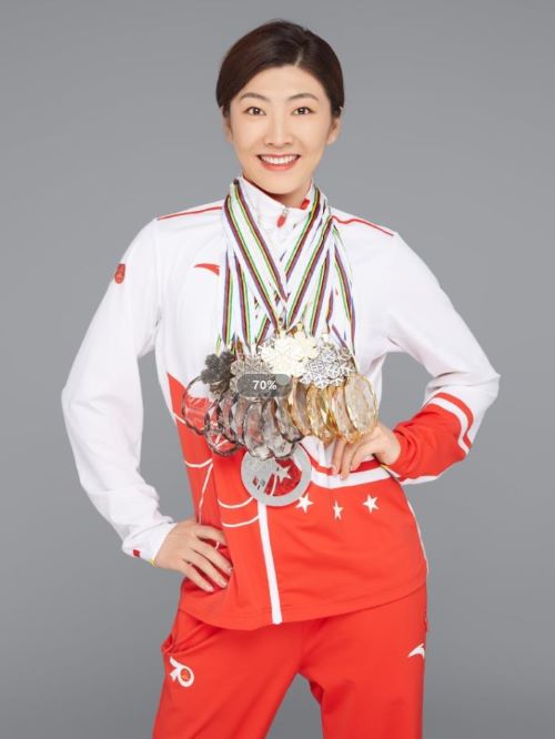 徐夢桃， 中國自由式滑雪空中技巧女隊絕對主力隊員，世界名將。她是我國自由式滑雪項目溫哥華，索契兩屆冬奧會選手，2013年挪威世錦賽冠軍，2014年索契冬奧會亞軍。她是中國第一個世青賽冠軍，首位蟬聯(lián)世界杯總冠軍運(yùn)動員！1990年7月12日出生于遼寧省鞍山。2011-2012賽季和2012-2013賽季連續(xù)奪得兩年的世界杯總冠軍頭銜，全國冬季運(yùn)動會，全運(yùn)會的雙冠王。目前共取得21次世界杯冠軍（個人18枚，團(tuán)體3枚）。擁有世界第一的難度動作，目前總積分排名世界第一。世錦賽獎牌最多運(yùn)動員（5枚金牌）；女子最高得分紀(jì)錄保持者（116.9分）；2016-2017賽季自由式滑雪空中技巧世界杯女子年終總冠軍。
2019年3月3日，徐夢桃在2018-2019賽季國際雪聯(lián)自由式滑雪空中技巧世界杯中國站比賽女子個人賽中奪冠，以410分的總成績加冕年度總冠軍。