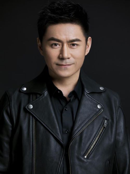 常鋮(Jerry)，原名常魯峰，1975年8月3日出生于山東省煙臺市，中國內(nèi)地影視男演員。
2003年參演電視劇《半生緣》。2004年在電視劇《雙響炮》中扮演新加坡電影明星何龍。2005年電視劇《淚痕劍》中飾演武林盟主司馬超群。2008年在高希希指導的電視劇《三國》中飾演呂蒙。2010年警匪劇《天網(wǎng)》中飾演鐵面刑警李劍鋒。2014年7月18日在田亮 、伊一 、翁紅 主演的《驕陽似我》中飾演于君子。2016年，參演仙俠大劇《誅仙青云志》。2017年6月，與馬天宇合作古裝大劇《三國機密之潛龍在淵》，常鋮在劇中飾演忠義賢臣楊??；9月，主演東方傳奇巨制《太古神王》，他在劇中飾演妖族腹黑系首領暗夜妖皇。2018年8月，參演的古裝權謀劇《天盛長歌》在湖南衛(wèi)視金鷹獨播劇場首播。2021年8月9日，參演的電視劇《掃黑風暴》播出，在劇中飾演雷子。