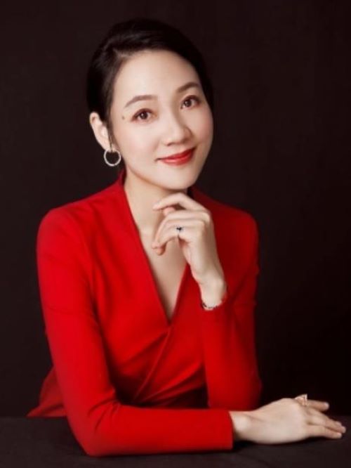 周群，1973年5月27日生于安徽合肥，電視節(jié)目主持人。
1995年起擔(dān)任安徽電視臺《今晚我們相會》節(jié)目主持人；1999年開始主持安徽衛(wèi)視名牌欄目《超級大贏家》；2002年當(dāng)選為安徽省青聯(lián)委員會委員，2003年被評為安徽省十大杰出青年，2003年被省婦聯(lián)聘為春蕾計劃愛心大使。2003年8月在全省第一檔大型新聞直播節(jié)目《第一時間》中擔(dān)綱主播；2006年代表安徽出任中央電視臺春晚新春大使；2008年入選“中國奧運報道主持人國家隊”，擔(dān)任央視二套總演播室總主持。著有《裙角輕揚》一書。