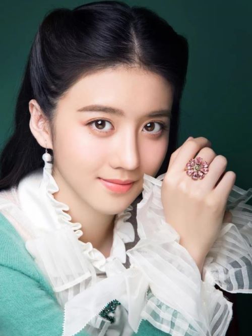 李凱馨，1999年10月12日出生于中國臺灣，新加坡籍華裔影視女演員、歌手。
2015年，因拍攝許鞍華導(dǎo)演的蘋果手機(jī)微電影《老唱片》而進(jìn)入演藝圈，并開始受到關(guān)注；同年，被導(dǎo)演曹盾選中出演東方魔幻題材電視劇《海上牧云記》，飾演少年蘇語凝。2017年，主演青春校園網(wǎng)劇《班長大人》；6月，搭檔黎明主演當(dāng)代都市題材劇《莫語者》；10月24日，發(fā)布個人首支單曲《那個女孩》。2018年，發(fā)行個人首張專輯《李凱馨同名EP》，同年，主演都市輕奇幻劇《我的波塞冬》。2019年，出演甜寵古裝愛情喜劇網(wǎng)劇《山寨小萌主》。
