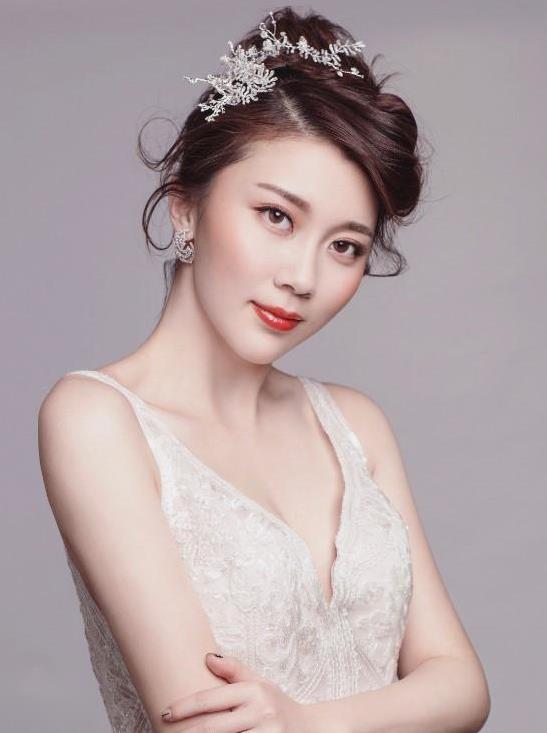 李子涵，模特、香港衛(wèi)視精品臺(tái)的節(jié)目主持人，旅游衛(wèi)視節(jié)目主持人。2013年6月8日，中國旅游小姐全球大賽總決賽，李子涵最終摘得桂冠。
萬之冠服裝專屬模特、三彩服飾專屬平面模特，多次擔(dān)任大型婚紗等服飾的走秀模特；
香港衛(wèi)視精品臺(tái)的節(jié)目主持人，主持的節(jié)目有：《美女三缺一》、《中國好地方》、《空姐看世界》；
旅游衛(wèi)視節(jié)目主持人，主持的節(jié)目有：《尋找笑臉》