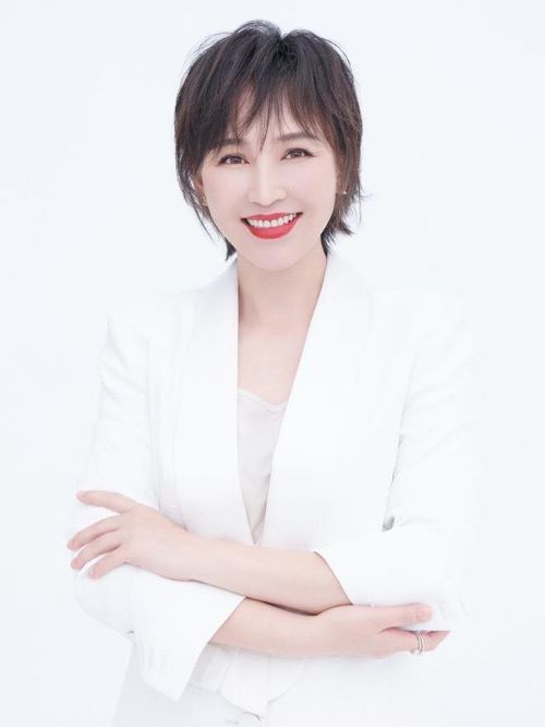 岳麗娜，1974年4月17日出生于河北省承德市，中國(guó)內(nèi)地女演員，畢業(yè)于中央戲劇學(xué)院。
1993年，出演個(gè)人首部電視劇《浴血狼山》，從而正式進(jìn)入演藝圈。1997年，參演黃健中執(zhí)導(dǎo)的年代劇《三坊七巷》。2004年，主演時(shí)裝懸疑劇《警察抓小偷》。2006年，主演警匪劇《29天半》。2008年，出演諜戰(zhàn)劇《秘密圖紙》。2010年，參演抗戰(zhàn)劇《將·軍》 。2013年，憑借《打狗棍》獲得第五屆國(guó)劇盛典“極具突破精神女演員”獎(jiǎng)。2014年，獲得第十三屆華鼎獎(jiǎng)“全國(guó)觀眾最喜愛的影視明星”。2016年，出演驚悚懸疑電影《靈魂擺渡之風(fēng)華絕代》 。2018年主演年代劇《娘道》。10月，參演郭靖宇執(zhí)導(dǎo)的電視劇《小娘惹》。2020年9月19日，執(zhí)導(dǎo)并主演的電影《瑪尼堆的秋天》開機(jī)。