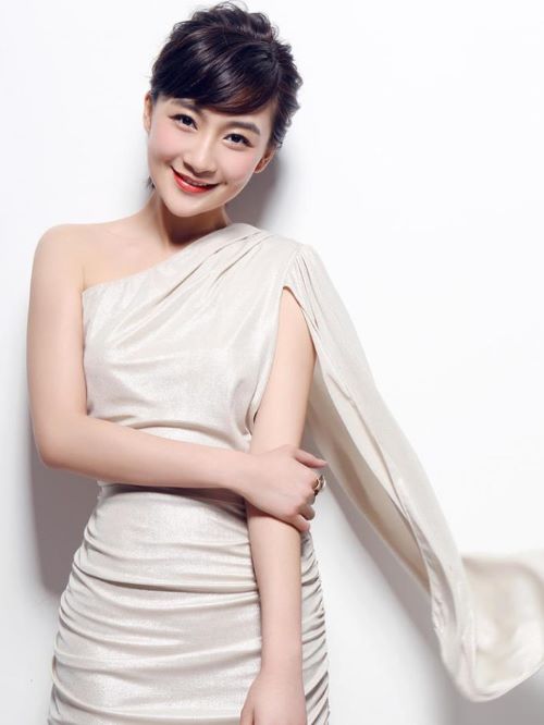 曲雙雙，出生于山東煙臺，中國內(nèi)地女演員，畢業(yè)于中央戲劇學(xué)院。
2011年7月主演建黨獻禮電影《臺城1923》；8月參演古裝劇《大舜》。2012年憑借主演熱血勵志電影《跑出一片天》入圍上海國際電影節(jié)傳媒大獎最佳新人女主角。2014年7月主演青春勵志劇《驕陽似我》；9月參演古裝歷史劇《解憂公主》。2015年7月主演舞臺劇《滾蛋吧！腫瘤君》 ；8月參演抗戰(zhàn)劇《鐵在燒》。