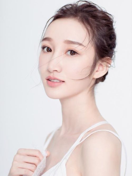 童靜，出生于浙江省溫州市，畢業(yè)于北京電影學(xué)院，中國內(nèi)地女演員。
