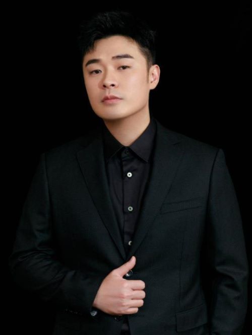 陳赫（Michael Chen），1985年11月9日出生于福建省福州市長樂區(qū)，中國內(nèi)地男演員、歌手、主持人，畢業(yè)于上海戲劇學院表演系。
2008年，成為上海話劇藝術中心的演員。2009年，在都市愛情喜劇《愛情公寓》中飾演曾小賢。2013年，主演的都市愛情劇《愛情自有天意》開播。2014年，作為固定嘉賓參加的浙江衛(wèi)視戶外競技真人秀節(jié)目《奔跑吧兄弟》播出，他也因此獲得更多關注。2019年，主演的都市情感輕喜劇《我的冤家住對門》開播。2020年，主演的年代動作劇《瞄準》播出。2021年，主演的奇幻喜劇電影《你好，李煥英》累計票房正式突破50億元。