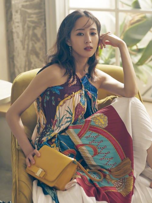 張鈞甯（Ning Chang），1982年9月4日出生于德國巴伐利亞州慕尼黑，華語影視女演員，畢業(yè)于臺灣中央大學產(chǎn)業(yè)經(jīng)濟研究所法律組碩士班。
2002年，參演個人首部作品《流星花園Ⅱ》出道。2006年，因主演醫(yī)療劇《白色巨塔》而被觀眾熟知。2008年，憑借《情非得已之生存之道》獲得第10屆臺北電影節(jié)最佳女演員獎。2009年，她主演的警匪劇《痞子英雄》在臺灣播出。2013年，主演愛情劇《最美的時光》。2014年，主演警匪片《痞子英雄：黎明升起》。2015年，主演《武媚娘傳奇》；同年，主演武俠劇《少年四大名捕 》。2016年，出演宮斗劇《如懿傳》。2017年，主演民國傳奇女性劇《女管家》與電影《六人晚餐》。2018年，主演《溫暖的弦》；同年，憑借《虎嘯龍吟》獲得第24屆華鼎獎中國百強電視劇最佳女配角獎。2020年，主演的網(wǎng)劇《唐人街探案》播出。2021年，主演新時代緝毒大戲《不說再見》開播。