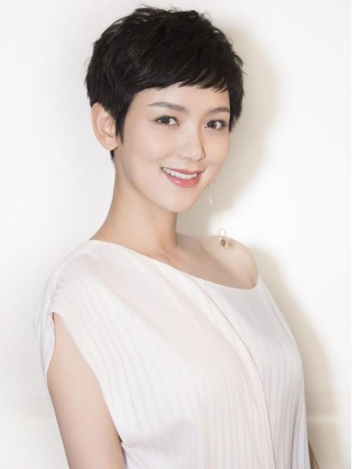 李曉峰，7月17日出生于安徽省，中國(guó)內(nèi)地女演員、主持人，畢業(yè)于成都理工大學(xué)。
2006年李曉峰開(kāi)始主持安徽衛(wèi)視綜藝節(jié)目《劇風(fēng)行動(dòng)》。2008年參演懸疑偵破喜劇《知縣葉光明》。2013年1月獲得品牌金博獎(jiǎng)電視頒獎(jiǎng)盛典新銳明星獎(jiǎng)。2014年上半年主持訪談節(jié)目《曉朋友》 ，8月主演都市情感劇《酸甜苦辣小夫妻》。9月出演都市生活喜劇《我為兒孫當(dāng)北漂》 。2015年領(lǐng)銜主演愛(ài)情喜劇電影《愛(ài)之初體驗(yàn)》。2016年參演年代偶像傳奇劇《獵人》。2017年主演劇情電影《芳華》。2019年9月12日，與鄭秀文、賴雅妍領(lǐng)銜主演電影《花椒之味》上映。