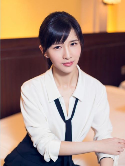 papi醬，本名姜逸磊，1987年2月17日出生于上海市，中國內(nèi)地女演員、短視頻創(chuàng)作者，畢業(yè)于中央戲劇學(xué)院導(dǎo)演系。
2007年，負(fù)責(zé)上海電視臺體育頻道《健康時尚》欄目的前期編導(dǎo)及配音工作。2009年，出演話劇《獨生女-讓你任性》。2015年，開始在網(wǎng)上上傳原創(chuàng)短視頻。2016年，papi醬憑借以變聲形式發(fā)布的原創(chuàng)視頻內(nèi)容而在網(wǎng)絡(luò)上獲得一定關(guān)注度；同年，獲得超級紅人節(jié)微博十大視頻紅人獎。2017年，其參演的首部電影《妖鈴鈴》上映。2018年，正式擔(dān)任百度App首席內(nèi)容官。2019年，參與錄制騰訊視頻律政職場觀察類真人秀節(jié)目《令人心動的offer》。