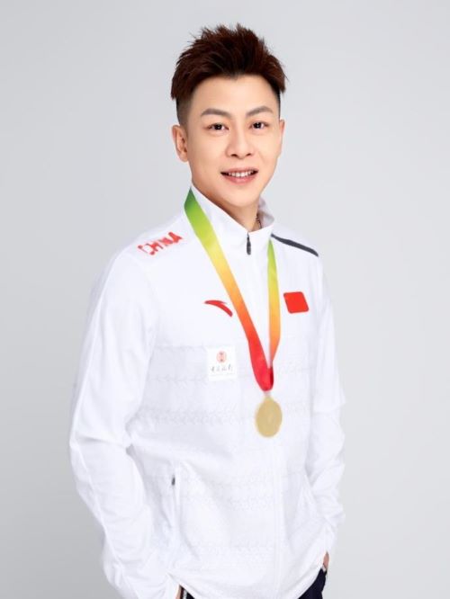 萬事成傳媒與國內(nèi)眾多知名經(jīng)紀(jì)公司、藝人工作室長期緊密合作,我們不僅做明星代言的輸出，更為廣告主的品牌統(tǒng)籌規(guī)劃，以豐富優(yōu)質(zhì)的明星資源為導(dǎo)向，精選合適的品牌形象代言人，讓企