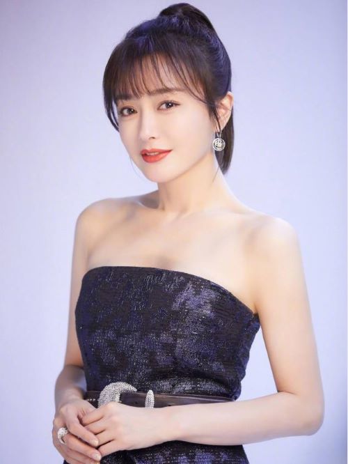 秦嵐（Qin Lan），1979年7月17日出生于遼寧省沈陽(yáng)市沈河區(qū)，畢業(yè)于沈陽(yáng)工業(yè)大學(xué)會(huì)計(jì)學(xué)系，中國(guó)內(nèi)地女演員、歌手。
2001年，秦嵐出演個(gè)人首部電視劇《大唐情史》。2002年，出演古裝愛(ài)情劇《還珠格格第三部：天上人間》；2003年，出演古裝武俠劇《風(fēng)云2》 。2004年，主演古裝愛(ài)情劇《護(hù)花奇緣》。2006年，出演古裝勵(lì)志劇《繡娘蘭馨》。2007年，出演青春愛(ài)情劇《又見(jiàn)一簾幽夢(mèng)》。2009年，出演劇情片《南京！南京！》。2011年，出演家庭倫理片《母語(yǔ)》。2012年，出演古裝傳奇片《王的盛宴》。同年，出演古裝傳奇劇《楚漢傳奇》。2013年，秦嵐推出首張個(gè)人EP《一肩之隔》。2014年，出演古裝武俠劇《神雕俠侶》。2015年，主演都市愛(ài)情劇《咱們相愛(ài)吧》。2017年，主演《延禧攻略》。2019年，主演女性職場(chǎng)劇《怪你過(guò)分美麗》。9月，主演歷史題材片《決勝時(shí)刻》。10月，主演民國(guó)家庭倫理劇《傳家》。