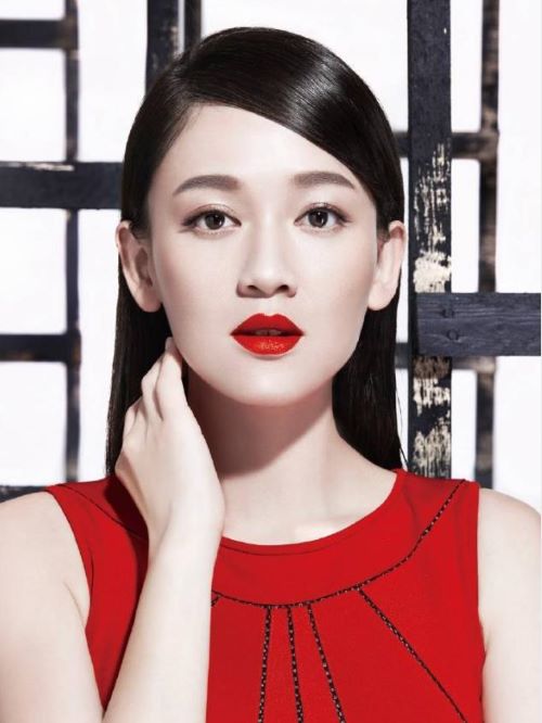 陳喬恩（Joe Chen），1979年4月4日出生于臺(tái)灣省新竹縣竹北市，華語影視女演員、主持人、歌手。
2001年9月23日，陳喬恩正式出道，并于同年出演個(gè)人首部影視劇《薰衣草》。2003年，出演愛情劇《千金百分百》。2005年，其主演的愛情喜劇《王子變青蛙》打破臺(tái)灣偶像劇收視紀(jì)錄。2008年，主演的都市劇《命中注定我愛你》創(chuàng)下臺(tái)灣電視劇史上偶像劇冠軍收視紀(jì)錄。2009年，陳喬恩將工作重心轉(zhuǎn)向了中國內(nèi)地，并主演了其在內(nèi)地的首部正式作品《佳期如夢(mèng)》 。2011年，主演愛情片《傾城之淚》、《勝女的代價(jià)》。2013年，憑借武俠劇《笑傲江湖》在內(nèi)地獲得廣泛關(guān)注。2015年，陳喬恩不僅連續(xù)三年躋身福布斯中國名人榜；她還憑借年代劇《錦繡緣華麗冒險(xiǎn)》獲得華鼎獎(jiǎng)中國近代電視劇最佳女演員。2021年5月27日，主演的電視劇《壯志高飛》開播。