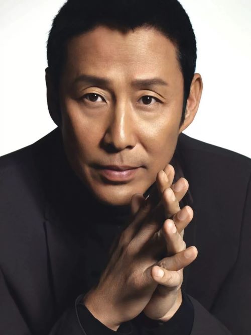 陳道明，1955年4月26日出生于天津市，祖籍浙江省紹興市，中國影視男演員、國家一級演員，第十屆、十一屆、十二屆全國政協(xié)委員，中國文學藝術界聯(lián)合會第八次全國代表，廣電總局頒發(fā)優(yōu)秀電影表演藝術家，中國環(huán)境文化促進會理事，中國電視藝術家協(xié)會委員。中國電影家協(xié)會主席。
1989年憑借電視劇《末代皇帝》獲得第7屆中國電視金鷹獎最佳男演員和第9屆中國電視劇飛天獎優(yōu)秀男演員獎 。1990年《圍城》獲得中國電影表演藝術學會第三屆學會獎，全國制片廠第二屆優(yōu)秀電視劇評選最佳男主角獎，第十一屆“飛天獎”最佳男主角獎。1999年的《我的1919》使其獲得第20屆中國電影金雞獎最佳男主角 。2001年，出演《康熙王朝》。2007年主演電視劇《臥薪嘗膽》。2012年主演電視劇《楚漢傳奇》。 2014年主演張藝謀執(zhí)導的電影《歸來》。2017年12月，出演古裝劇《慶余年》 。