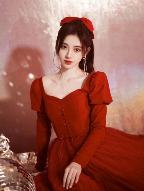 鞠婧祎（Kiku），1994年6月18日出生于四川省遂寧市，中國內(nèi)地影視女演員、流行樂歌手。
2013年11月2日，鞠婧祎憑借SNH48《劇場女神》團體公演正式出道。2014年開始，在連續(xù)兩屆的SNH48總選舉中相繼獲得第4位和第2位。2016年，主演個人首部玄幻劇《九州天空城》；同年，她還主演了古裝熱血劇《熱血長安》。2017年，鞠婧祎成為了SNH48首位總選舉連霸成員，并晉升SNH48明星殿堂，她也正式開始單飛發(fā)展。
2018年，鞠婧祎憑借古裝劇《蕓汐傳》在影視領(lǐng)域嶄露頭角。2019年，因在神話劇《新白娘子傳奇》中飾演白素貞而贏得頗高關(guān)注；她也首次入選福布斯中國名人榜，并成為了福布斯中國30位30歲以下精英人物。