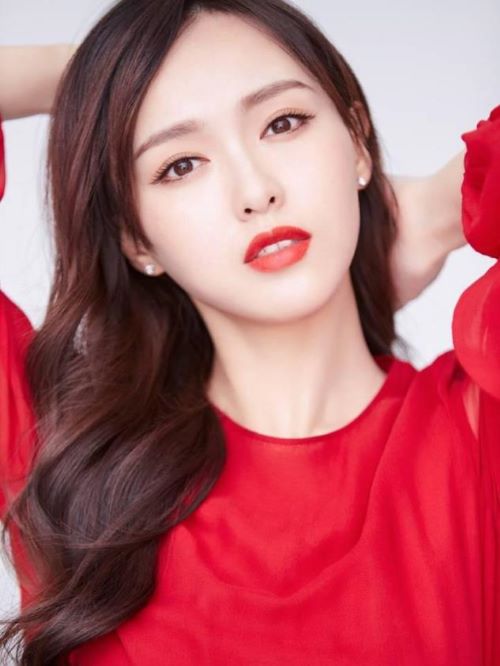 唐嫣（Tiffany Tang），1983年12月6日出生于上海市黃浦區(qū)，畢業(yè)于中央戲劇學(xué)院表演系本科班，中國(guó)內(nèi)地影視女演員。
2004年，因被導(dǎo)演張藝謀選中成為“奧運(yùn)寶貝”之一，參加雅典奧運(yùn)會(huì)閉幕式“中國(guó)8分鐘” 。2009年，憑借古裝仙俠劇《仙劍奇?zhèn)b傳三》獲得關(guān)注。2011年，主演都市言情劇《夏家三千金》。2012年，成立唐嫣工作室。2013年，出演動(dòng)作劇《X女特工》。2014年，出演《金玉良緣》 ；同年，出演愛(ài)情電影《露水紅顏》。2015年，主演都市愛(ài)情劇《何以笙簫默》、《千金女賊》、《活色生香》 。2017年，主演都市愛(ài)情劇《時(shí)間都知道》 。2018年，主演都市愛(ài)情劇《歸去來(lái)》。
