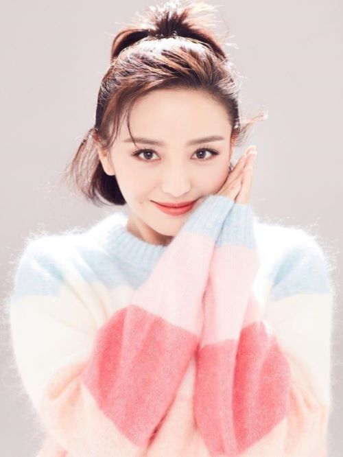 佟麗婭，1983年8月8日出生于新疆伊犁察布查爾，中國內(nèi)地影視女演員、舞者。
2006年，因出演情感劇《新不了情》而踏入影視圈。2008年，出演電視劇《母儀天下》。2011年，出演穿越劇《宮鎖心玉》、愛情劇《北京愛情故事》。2014年，出演家庭劇《斷奶》。2016年，主演現(xiàn)代劇《平凡的世界》。2018年，主演的愛情片《超時空同居》。2019年，獲得北京大學(xué)生電影節(jié)最受歡迎女演員獎；而由其策劃并領(lǐng)舞的舞蹈劇場《在遠(yuǎn)方，在這里》也于同年上演。2020年，除了首次擔(dān)任中央廣播電視總臺春節(jié)聯(lián)歡晚會主會場主持人；她還主演了傳奇劇《浣溪沙》。2021年，出演中國共產(chǎn)黨成立百年獻(xiàn)禮片《1921》 。