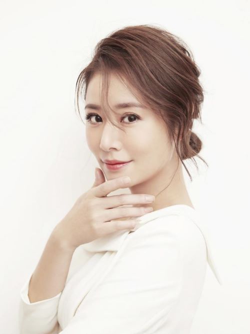 林心如（Ruby Lin），1976年1月27日出生于臺灣省臺北市，華語影視女演員、歌手、制作人，世新大學上海學院MBA碩士研究生。
1993年以兼職廣告模特出道。1995年出演臺灣電影《學校霸王》。1998年，主演清宮劇《還珠格格》一舉成名。2001年主演的民國劇《情深深雨濛濛》。2003年主演電視劇《男才女貌》、《半生緣》。2010年主演古裝劇《美人心計》、《三國》。2011年，首次擔任制作人并主演的古裝劇《傾世皇妃》大獲成功。2014年主演電影《京城81號》。同年，憑借制作并主演的臺劇《16個夏天》獲得了第50屆臺灣電視金鐘獎戲劇節(jié)目獎 [14]  、最佳女主角提名 [15]  和亞洲電視大獎最佳女主角提名等獎項。2018年，憑借電影《嫌疑人X的獻身》獲得了第23屆華鼎獎最佳女主角獎。2020年，主演《她們創(chuàng)業(yè)的那些鳥事》。
