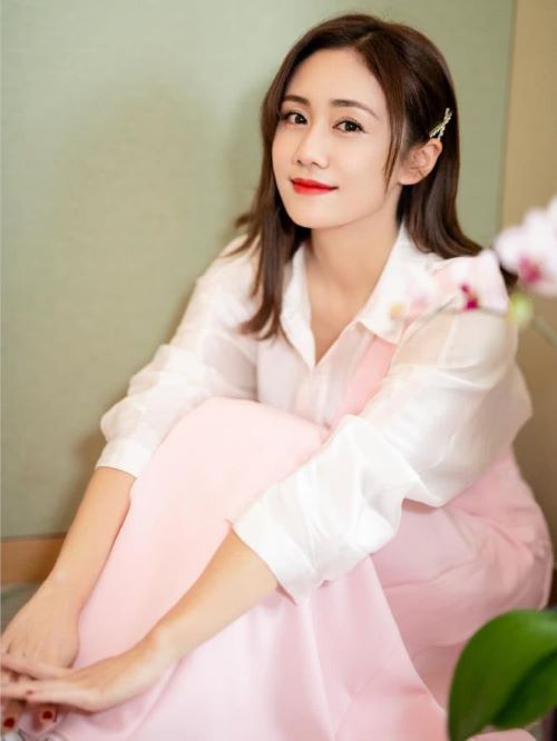劉蕓，原名劉云，1982年12月26日出生于湖南省長沙市，中國內(nèi)地女演員，畢業(yè)于中央戲劇學(xué)院。
2001年，主演個人首部電視劇《三重門》并正式進(jìn)入演藝圈。2004年4月，參演電視劇《大漢天子2》。2007年8月，登上《時代周刊》八月刊的封面，2008年5月，出演古裝武俠劇《鹿鼎記》，在劇中飾演沐王府小郡主沐劍屏。2010年3月，主演年代愛情劇《新一剪梅》。2012年7月，主演青春愛情網(wǎng)絡(luò)劇《女人幫·妞兒》。2015年6月，主演愛情青春片《再見我們的十年》。2016年12月，參演都市情感劇《老公們的私房錢》。2017年4月，參演古裝歷史劇《思美人》。2019年，出演大型古裝劇《上陽賦》飾演蘇錦兒。