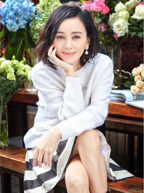 王琳，1970年8月24日出生于上海，畢業(yè)于1989級(jí)上海戲劇學(xué)院表演系，中國(guó)內(nèi)地女演員。
1993年王琳出演電視劇《情滿珠江》。2001年在瓊瑤劇《情深深雨蒙蒙》中塑造“雪姨”一角，為觀眾所熟知。2003年主演家庭情感劇《心不在遙遠(yuǎn)》。2007年主演勵(lì)志劇《笑著活下去》。2009年主演都市生活情感劇《五十玫瑰》。2010年出演年代情感劇《新一剪梅》 。2011年出演古裝宮斗劇《傾世皇妃》。2012年主演電視劇《烽火兒女情》、《心術(shù)》。2013年出演時(shí)尚情感勵(lì)志劇《一克拉夢(mèng)想》。2014年出演古裝宮斗劇《宮鎖連城》并主演家庭倫理劇《多少愛(ài)，可以重來(lái)》。2015年參演電視劇《花開如夢(mèng)》和《愛(ài)情珠寶》。2016年參演都市懸疑愛(ài)情劇《安娜的愛(ài)人》。2020年9月28日，確認(rèn)加盟綜藝節(jié)目《奮斗吧主播》。
