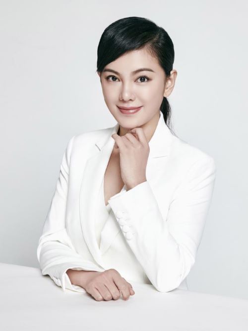 趙文琪，1987年9月14日出生于吉林省長春市，中國內(nèi)地女演員，畢業(yè)于北京電影學(xué)院。
2005年，主演動作片《美麗酒吧》并正式出道。2006年6月，主演劇情片《烽火別戀》。2008年4月，主演勵志動作片《扣籃對決》。2010年3月，主演考古懸疑劇《九鼎謎蹤》。2011年1月，主演都市愛情劇《愛情公寓Ⅱ》；7月，參演古裝魔幻劇《西游記》。之后，趙文琪選擇出國讀書深造。2014年4月，參演農(nóng)村勵志劇《大村官》。2015年12月，主演喜劇愛情片《擦槍走火》。2016年7月，主演都市情感劇《猴票》。 2017年3月，主演愛情喜劇片《瑪格麗特的春天》。2018年2月，主演諜戰(zhàn)劇《拯救者》。