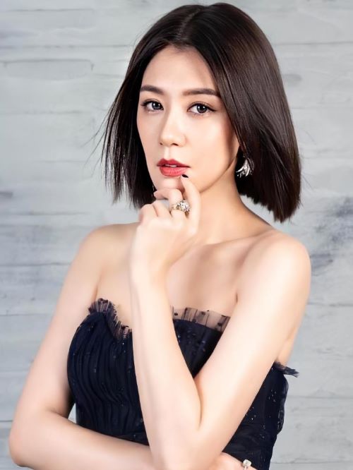 賈靜雯（Alyssa Chia），1974年10月7日出生于臺灣省臺北市，祖籍天津市，華語影視女演員、節(jié)目主持人。
1990年，出演個人首部電視劇《佳家?！?。1997年，出演家庭劇《四千金》。2000年，其主演的古裝劇《飛龍在天》獲得了臺灣電視劇年度收視冠軍。2001年，賈靜雯將工作重心轉(zhuǎn)向內(nèi)地，并主演了傳奇劇《大漢天子》。2002年，憑借武俠劇《倚天屠龍記》在內(nèi)地贏得頗高關(guān)注度。2003年，賈靜雯獲得FHM全球百大性感美女亞洲區(qū)冠軍。2006年，主演現(xiàn)代劇《悲傷時唱首歌》。此后幾年，她相繼出演了傳奇劇《太平公主秘史》、劇情片《不能說的夏天》等影視作品。2019年，賈靜雯憑借現(xiàn)代劇《我們與惡的距離》獲得第54屆電視金鐘獎戲劇節(jié)目女主角獎。