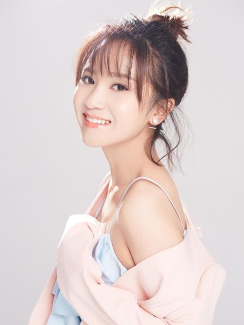 解惠清，1986年9月13日出生于貴州省貴陽市，中國內(nèi)地影視女演員、歌手、制片人。
2002年，解惠清參演了個人熒幕處女作《陜北來的娃》。2007年，出演懸疑愛情劇《情愛保險》。2008年，出演懸疑喜劇《知縣葉光明》。2009年，出演青春偶像劇《丑女無敵完美季》。2010年，出演電視劇《雪花那個飄》、《風(fēng)華正茂》。2011年，主演家庭倫理劇《丈夫的秘密》。2012年，出演電視劇《鐘馗傳說》、《嫁入豪門》。2013年，出演民國愛情劇《紅轎子》 ；9月，出演近代傳奇劇《紅高粱》。2014年，主演都市情感劇《媽媽向前沖》；5月，發(fā)行個人首支單曲《美啦啦》。2015年，出演都市情感劇《咱們相愛吧》。2016年，主演電視劇《主婦也要拼》、《鐵血將軍》、《超級翁婿》。2017年，主演戰(zhàn)爭劇《決戰(zhàn)1936》；同年，擔(dān)任電視劇《賽小花的遠大前程》的制片人。2018年，主演年代劇《苦菜花》。2020年，主演電影《膠東乳娘》。