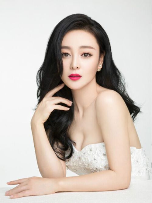 劉朵朵，出生于內(nèi)蒙古赤峰，中國(guó)內(nèi)地女模特、演員、主持人。
在天津衛(wèi)視主持過兩檔綜藝節(jié)目。2012年，劉朵朵開始了影視方面的嘗試，接連參與了都市溫情喜劇《車在囧途》與穿越偶像劇《夢(mèng)回唐朝》的拍攝。
