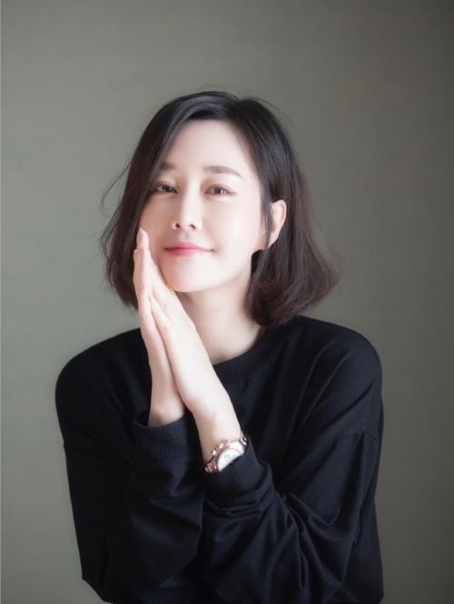 劉曉曄，1982年2月23日出生于山東省青島市，中國內(nèi)地女演員，畢業(yè)于中央戲劇學院。
2009年，因飾演都市愛情喜劇《丑女無敵》中蘇蕾一角，從而受到大眾的廣泛關注。2011年，在古裝愛情劇《新還珠格格》中飾演令妃娘娘，她也因此受到關注。2012年，出演都市商戰(zhàn)愛情劇《盛夏晚晴天》。2013年3月，出演的都市情感劇《愛的契約》播出。2015年，出演青春校園網(wǎng)絡劇《上癮》。2016年5月，主演喜劇動作片《血戰(zhàn)銅鑼灣》。2017年，在古裝愛情玄幻劇《三生三世十里桃花》中飾演樂胥娘娘。2020年11月，參演中央電視臺《故事里的中國》第二季第六期，飾演《父母愛情》中酷愛文學的江亞寧，致敬父輩樸實無華的愛情。12月，主演的當代都市言情劇《小風暴之時間玫瑰》上線，在劇中飾演鄭婉瑩。