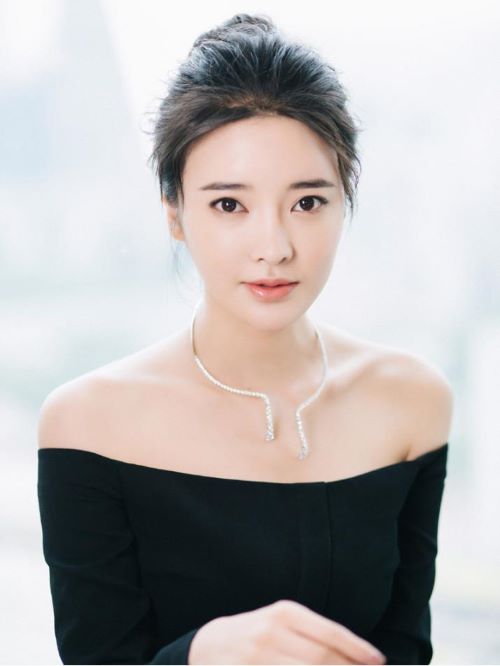 張璇，6月16日出生于山東省濟南市，中國內(nèi)地女演員，畢業(yè)于北京電影學(xué)院。
2009年，張璇因出演劇情片《沂蒙六姐妹》而正式進入影視圈。2010年，主演偶像劇《愛要有你才完美》。2011年，出演劇情片《芳香之城》。2012年，主演家庭情感劇《加油媽媽》。2013年，出演古裝劇《大秦帝國之縱橫》。2014年，出演古裝劇《衛(wèi)子夫》。2015年，出演都市情感劇《想明白了再結(jié)婚》。2016年，主演民國懸疑劇《左眼詭事》。2017年，主演古裝劇《秦時麗人明月心》。2018年，主演都市輕喜劇《越活越來勁》。2019年，張璇出演古裝劇《鳳弈》和《白發(fā)》。2020年，出演古裝武俠劇《絕代雙驕》。2021年，主演喜劇片《極品芝麻官》。