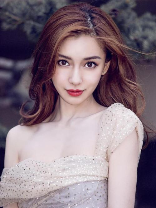 Angelababy（楊穎），1989年2月28日出生于上海市，中國內(nèi)地影視女演員、時尚模特。
2003年，Angelababy以模特身份出道。2011年，在愛情片《夏日樂悠悠》中首次擔任電影女主角。2012年，憑借言情片《第一次》獲得第13屆華語電影傳媒大獎最受矚目女演員獎 。2013年，Angelababy與其她三位女藝人被《南都娛樂周刊》選為新“四小花旦”。
2014年，Angelababy開始憑借真人秀《奔跑吧兄弟》贏得廣泛關(guān)注；同年，出演古裝片《狄仁杰之神都龍王》。2015年，主演冒險片《鬼吹燈之尋龍訣》。2017年，主演古裝劇《孤芳不自賞》。2020年，主演愛情片《明天你是否依然愛我》。2021年，獲得新浪微博之夜年度之星；同年，出演網(wǎng)劇《漫影尋蹤》。