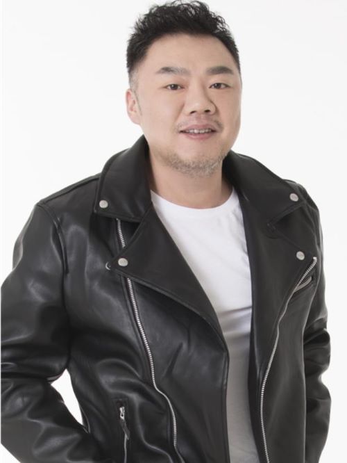 姜超，1975年3月19日出生于吉林省長(zhǎng)春市，中國(guó)影視演員。
1994年首次參演《三國(guó)演義》。2002年主演情景喜劇《炊事班的故事》，并獲得第十六屆金星獎(jiǎng)集體獲優(yōu)秀演員獎(jiǎng)。2006年在《武林外傳》中飾演李大嘴一角而受到觀眾關(guān)注。2007年主演《清凌凌的水藍(lán)瑩瑩的天》。2013年出演《胭脂霸王》。2015年主演電視劇《大話紅娘》。 2017年主演高亞麟導(dǎo)演電視劇《伙頭軍客?！?。2017年，姜超主演國(guó)內(nèi)首部反電信詐騙電影《巨額來電》。 2018年，姜超出演電影《捉妖記2》。 2018年，姜超出演電影《奇葩朵朵》。2016年參加浙江衛(wèi)視大型戶外競(jìng)技真人秀《奔跑吧，兄弟》。2017年參加浙江衛(wèi)視演技競(jìng)演類勵(lì)志綜藝《演員的誕生》。2020年，出演都市愛情電影《北京愛情圖鑒》。