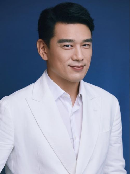 王耀慶（David Wang），1974年7月15日出生于中國(guó)臺(tái)灣，籍貫山東，中國(guó)臺(tái)灣男演員，輔仁大學(xué)大眾傳播學(xué)院影像傳播系學(xué)士。
1995年因出演電視劇《水晶花》而出道，1998年因出演電視劇《太陽花》在臺(tái)灣受人關(guān)注。2011年開始到中國(guó)內(nèi)地發(fā)展，同年憑借內(nèi)地首部電影《失戀33天》獲得百花獎(jiǎng)最佳男配角提名。2012年主演內(nèi)地首部電視劇《浮沉》。2013年主演電視劇《小兒難養(yǎng)》。同年，因在電視劇《小爸爸》中飾演泰勒人氣上升，憑借該劇獲澳門國(guó)際電視節(jié)最佳男主角 。2014年主演醫(yī)療行業(yè)劇《產(chǎn)科醫(yī)生》。2014年主演都市輕喜劇《小爸媽》、諜戰(zhàn)劇《畢業(yè)歌》。2015年主演婚姻情感劇《淘婚記》、《我是杜拉拉》、《好先生》。2016年主演都市情感劇《和女人的戰(zhàn)斗》。12月15日，王耀慶憑借《守婚如玉》榮獲第七屆澳門國(guó)際電視節(jié)金蓮花最佳男配角獎(jiǎng)。