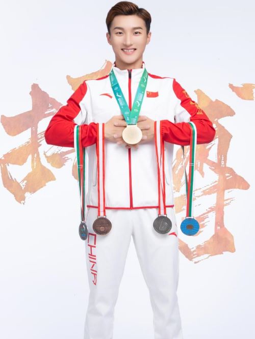 張闊，1995年出生，中國(guó)蹦床運(yùn)動(dòng)員。
2017年獲得國(guó)家體育總局授予的“國(guó)際級(jí)運(yùn)動(dòng)健將”稱號(hào)。入選“2017CCTV體壇風(fēng)云人物“”年度最佳男運(yùn)動(dòng)員獎(jiǎng)候選名單。2017年度“全國(guó)優(yōu)秀共青團(tuán)員”。